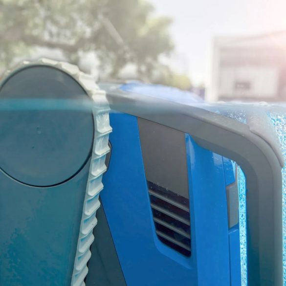 Medencetisztító robot, Dolphin M600 (2026), teljes medencetisztítás (padló, fal és vízvonal tisztítás), CleverClean és PowerStream navigáció, kábelcsavarodás-gátló, Wi-Fi és applikáció vezérlés, Caddy tartozékkal