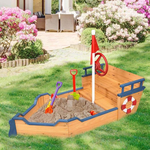 Kalózhajó formájú homokozó, 94 × 187 cm, barna, fenyőfa és műanyag kivitelben, kormánykerékkel és zászlóval