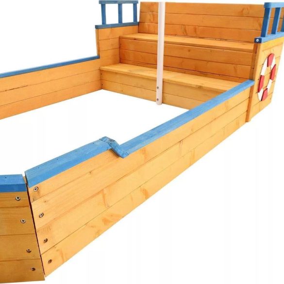 Kalózhajó formájú homokozó, 94 × 187 cm, barna, fenyőfa és műanyag kivitelben, kormánykerékkel és zászlóval