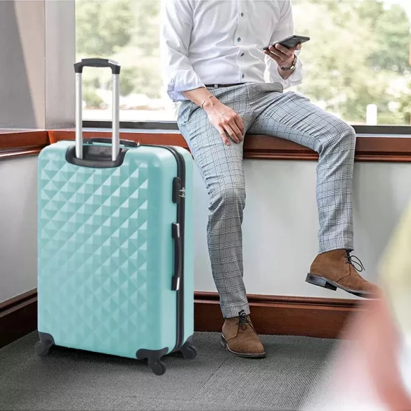 4 db-os utazóbőrönd szett kozmetikai táskával, mentazöld, merev falú, 4 irányba forgó kerekekkel, teleszkópos nyéllel, bordázott kialakítással