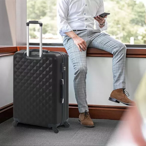 4 db-os utazóbőrönd szett kozmetikai táskával, fekete, merev falú, 4 irányba forgó kerekekkel, teleszkópos nyéllel, bordázott kialakítással