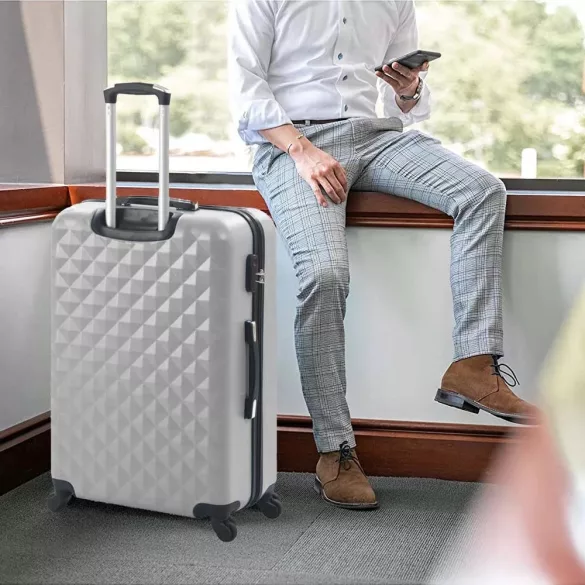 4 db-os utazóbőrönd szett kozmetikai táskával, szürke, merev falú, 4 irányba forgó kerekekkel, teleszkópos nyéllel, bordázott kialakítással