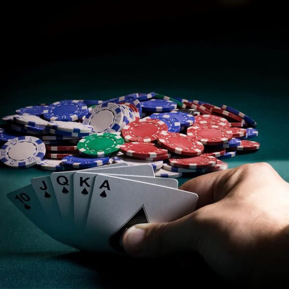 Pókerszett alumínium táskában, 500 db, prémium, zárható, komplett készlet kártyákkal, kockákkal és dealer/blind zsetonokkal