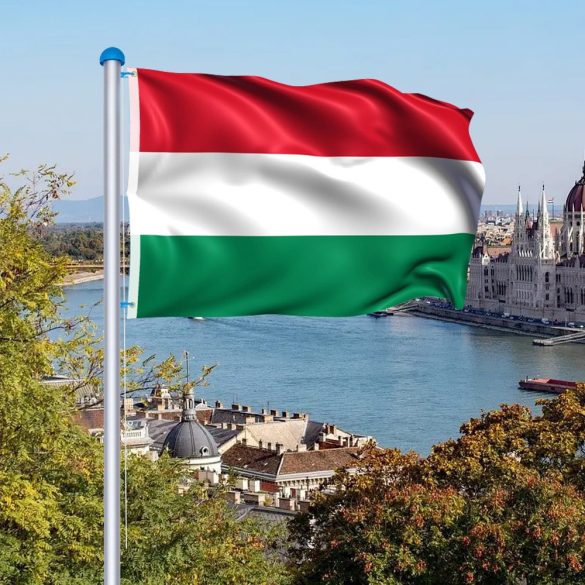 Magyar zászló, 90 × 150 cm, kétoldalas nyomtatással, poliészter anyagból, fém ringlis rögzítéssel, időjárásálló kivitelben, kültéri és beltéri használatra