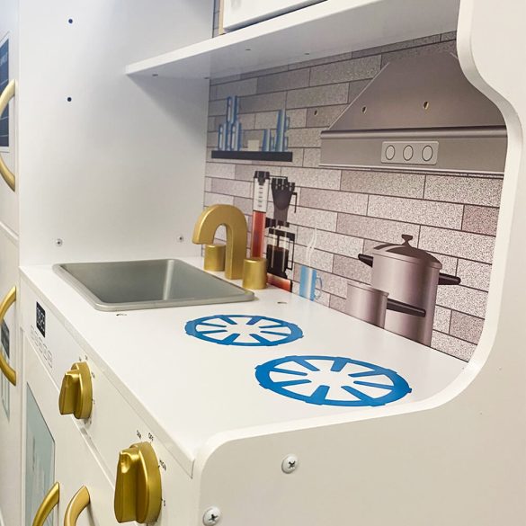 Fa játékkonyha, kiegészítőkkel – serpenyővel, lábassal, spatulával és merőkanalakkal, 46 cm pultmagassággal, tartós és biztonságos fa kivitelben, 3 db AAA elemmel működő lámpával (nem tartozék), 3 éves kortól ajánlott