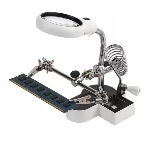 Harmadik kéz paneltartó, LED-es nagyítóval, 2 db csipesszel és pákatartóval, 6,5 cm + 1,7 cm lencse, 4,5x/11x nagyítás, 2 db LED, USB-ről vagy 3 db AAA elemmel működik, állítható, fém+ABS