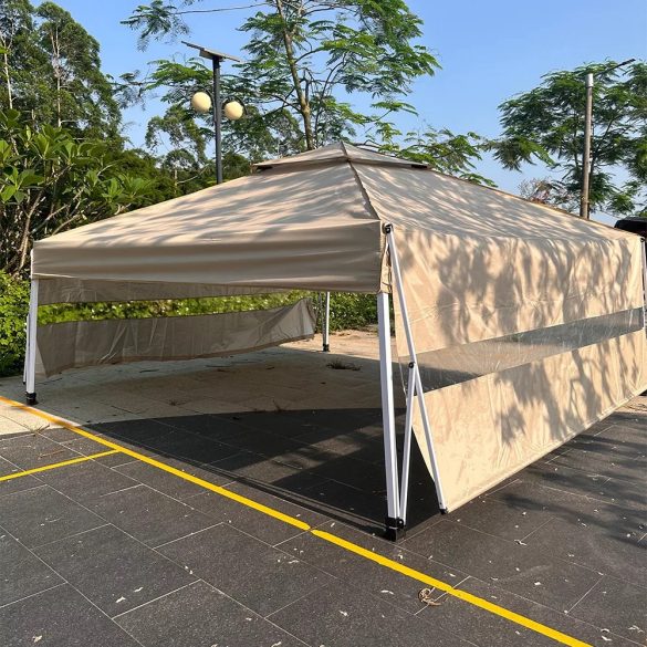 Kerti pavilon árnyékolóval és félhátfallal, 3 × 3 × 2,8 m, bézs színben, horganyzott acél vázzal, vízálló oxford anyagból, állítható árnyékoló toldatokkal, stabil és könnyen felállítható szerkezettel, kültéri használatra