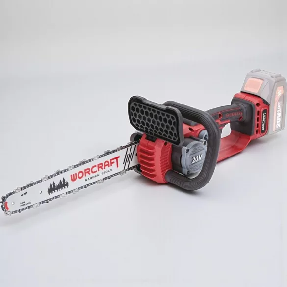 Akkumulátoros láncfűrész, Worcraft CGC-S20LiBDM, piros/fekete, 4 Ah 20V Li-Ion, 13 m/s láncsebesség, 26 ml olajtartály, akkumulátor és töltő nélkül