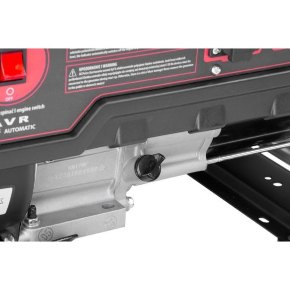 Benzinmotoros áramfejlesztő, Strend Pro Garden KM2500-A, piros/fekete, 4000 W, benzinmotoros, teljesítmény: 2,3/2,1 kW, üzemanyagtartály: 15 l, kimenetek: 2 × 230 V AC, 1 × 12 V DC, 96 dB, AVR