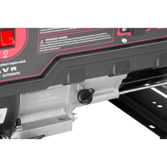 Benzinmotoros áramfejlesztő, Strend Pro Garden KM4000-A, piros/fekete, 4000 W, benzinmotoros, teljesítmény: 3,0/2,8 kW, üzemanyagtartály: 15 l, kimenetek: 2 × 230 V AC, 1 × 12 V DC, 96 dB, AVR