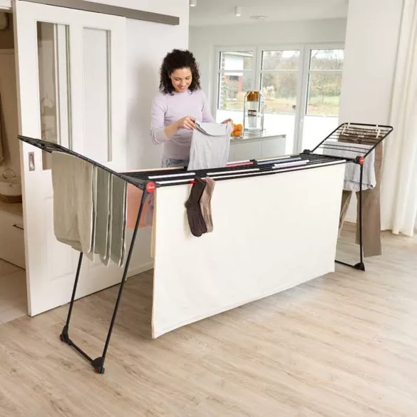 Vileda Infinity Flex Ultimate ruhaszárító, 30 méter szárítási terület, fekete, teleszkópos vázzal, magas oldalsó szárnyakkal, stabil megerősített lábakkal