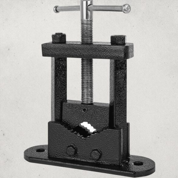 Asztali csőszerelő satu, Strend Pro, fekete, 100 mm, öntvény test, acél orsó, csövekhez, stabil, biztonságos