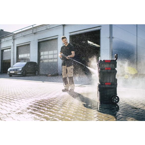 Szerszámosláda, Qbrick Patrol System One 450 Technik, 58,5 × 38,5 × 42 cm, fekete, 52 l, por- és vízálló, megerősített, alumínium rögzítőléc, 2 állítható rekesz