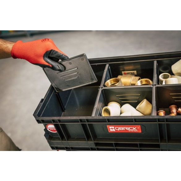 Szerszámosdoboz, Qbrick Patrol System Two Box 100 Flex, 53 × 29,5 × 13 cm, fekete, 14,3 l, moduláris, 5 állítható válaszfallal, strapabíró