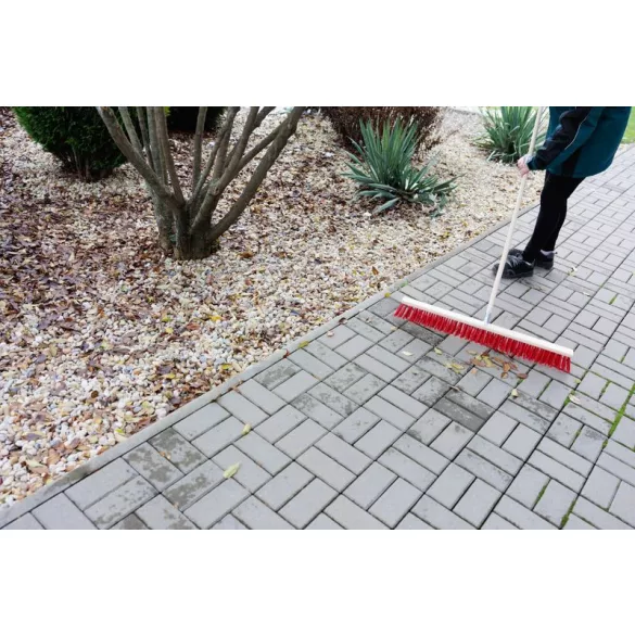 Útseprű, Strend Pro InDust, 80 cm, nyéllel, kültéri burkolathoz, felületkímélő, járdához, térkőhöz