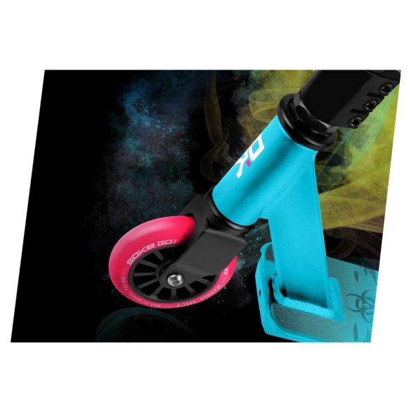 Kaszkadőr roller, SOKE GO!, türkiz, BioHazard mintás, 83 cm, 10 cm 88A PU kerekek, ABEC-9 csapágy, Y kormány, Flex Fender fék, tripla alumínium bilincs