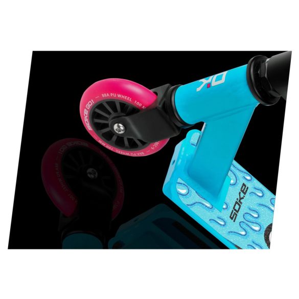 Kaszkadőr roller, SOKE GO!, türkiz, Lollibomb mintás, 83 cm, 10 cm 88A PU kerekek, ABEC-9 csapágy, Y kormány, Flex Fender fék, tripla alumínium bilincs