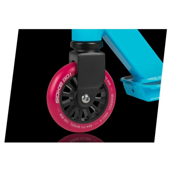 Kaszkadőr roller, SOKE GO!, türkiz, Lollibomb mintás, 83 cm, 10 cm 88A PU kerekek, ABEC-9 csapágy, Y kormány, Flex Fender fék, tripla alumínium bilincs