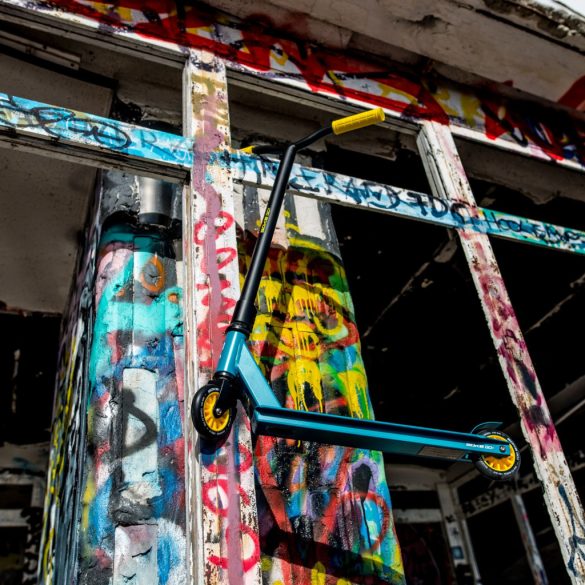 Kaszkadőr roller, SOKE GO!, sárga, 83 cm, 10 cm 88A PU kerekek, ABEC-9 csapágy, Y kormány, Flex Fender fék, tripla alumínium bilincs