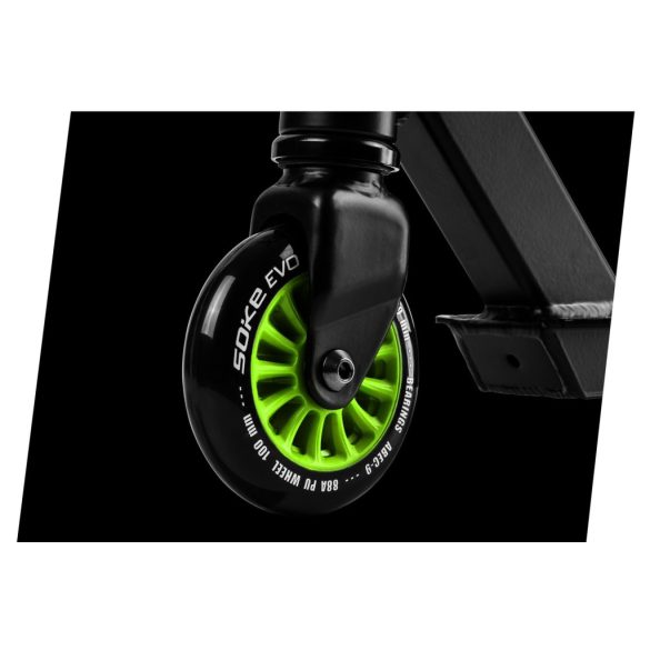 Kaszkadőr roller, SOKE EVO, fekete/zöld, 83 cm, 10 cm 88A PU kerekek, ABEC-9 csapágy, Y kormány, Flex Fender fék, tripla alumínium bilincs, maximum 100 kg