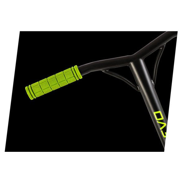 Kaszkadőr roller, SOKE EVO, fekete/zöld, 83 cm, 10 cm 88A PU kerekek, ABEC-9 csapágy, Y kormány, Flex Fender fék, tripla alumínium bilincs, maximum 100 kg