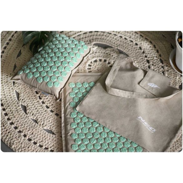 Akupresszúrás szőnyeg, Neo-Sport NS-902, szürke/zöld, 70 × 44 x 3,0 cm, cm, párnával, hordtáskával, kókuszrost töltet, 181 + 76 db tüskekorong