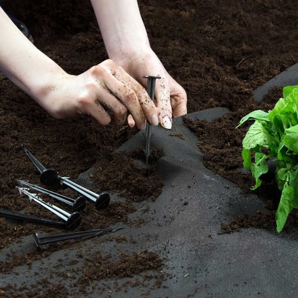 Talajtakaró geotextília, Plonos, 1 x 50 m, fekete, nem szőtt, 150 g/m2, tekercs, 50 db rögzítő tüskével, 3% UV-védelem