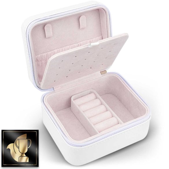 Ékszerdoboz, Massido MS-702, 11 x 9,5 x 6,2 cm, fehér, PU műbőr, kulccsal zárható, nyaklánc akasztókkal, fülbevaló tálcával, gyűrűtartóval