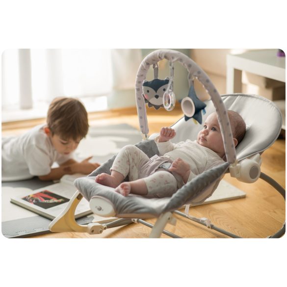 Gyerek pihenőszék, Ricokids, szürke, 53 x 39 cm, levehető játékhíd, 2 fokozatú dönthetőség, mosható huzat, hárompontos biztonsági öv, vibrációs, elemes (LR20 1,5 V, nem tartozék), 9 / 18 kg teherbírás