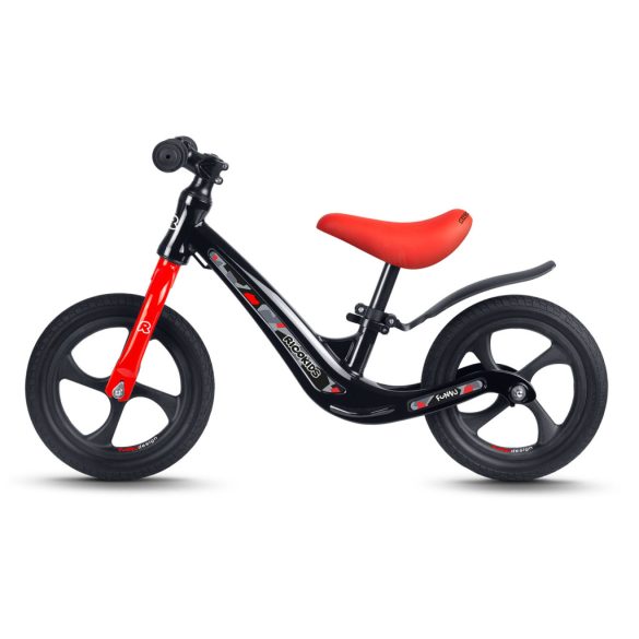 Kétkerekű futóbicikli, Ricokids Funnu, fekete/piros, magnézium váz, EVA habkerekek 29 cm, állítható ülésmagasság 35-42 cm, gumírozott markolatok ütközőkkel, könnyű