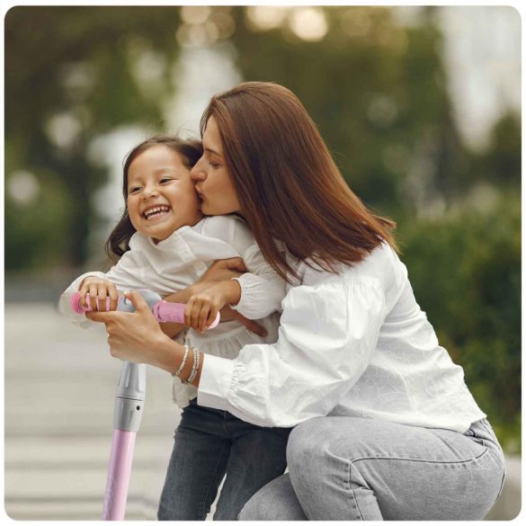 Háromkerekű roller, Ricokids Piko, rózsaszín, LED világítás a kerekekben és a fellépőben, állítható magasságú kormány, balanszos irányítás, EN 71, max. 35 kg