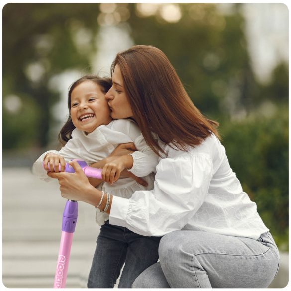 Háromkerekű roller, Ricokids Piko, rózsaszín, lila mintás, LED világítás a kerekekben és a fellépőben, állítható magasságú kormány, balanszos irányítás, EN 71, max. 35 kg