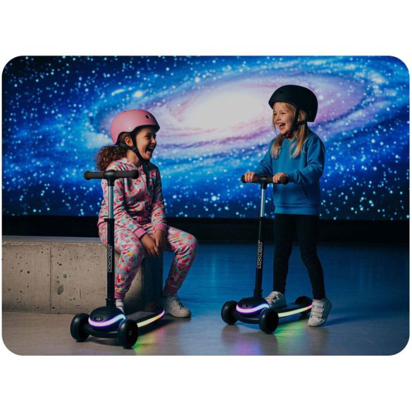 Háromkerekű roller, Ricokids Leddi, fekete, LED világítás a fellépőben, balanszos irányítás, állítható fém kormány, max. 35 kg