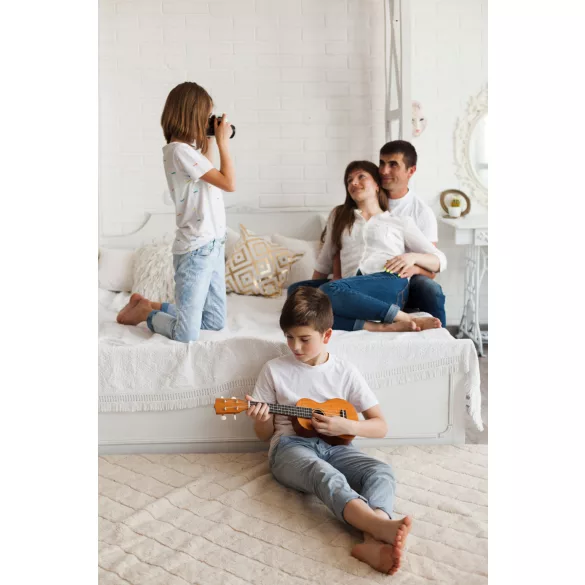 Gyerek ukulele, ECOTOYS MF019E, barna, 17,5 x 5 x 52,5 cm, fa, hangolható, 4 nejlon húrral, pengetővel, 12 bunddal, 3 éves kortól ajánlott